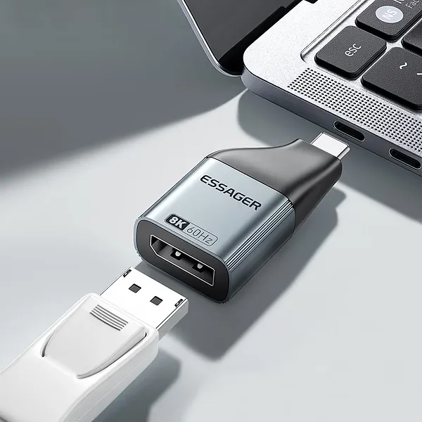 Adaptador Essager USB-C a DisplayPort 8K 60Hz de aluminio gris.